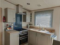 The Sea Breeze - Captivating Caravan in Camber
