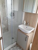 The Sea Breeze - Captivating Caravan in Camber