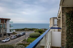 Stunning 2 bed Seaside Apartment With Sea Views