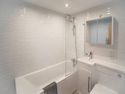 Stunning 2 bed Seaside Apartment With Sea Views