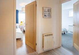 Stunning 2 bed Seaside Apartment With Sea Views
