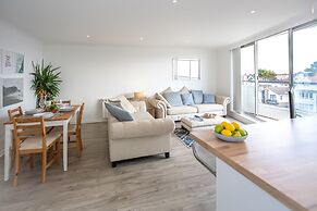 Stunning 2 bed Seaside Apartment With Sea Views