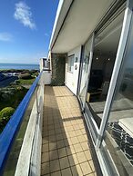 Stunning 2 bed Seaside Apartment With Sea Views