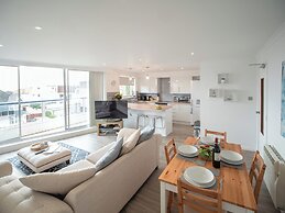 Stunning 2 bed Seaside Apartment With Sea Views