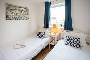 Stunning 2 bed Seaside Apartment With Sea Views