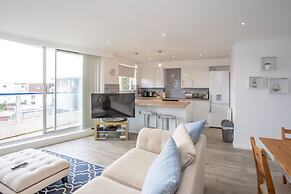 Stunning 2 bed Seaside Apartment With Sea Views