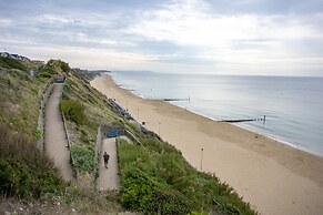 Stunning 2 bed Seaside Apartment With Sea Views