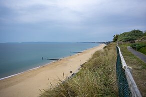 Stunning 2 bed Seaside Apartment With Sea Views