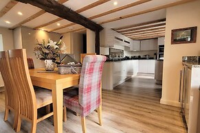 Cosy & Spacious Cottage in Scenic Village With Pub