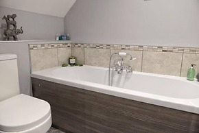 Cosy & Spacious Cottage in Scenic Village With Pub