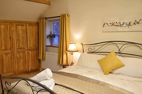 Cosy & Spacious Cottage in Scenic Village With Pub