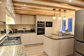 Cosy & Spacious Cottage in Scenic Village With Pub