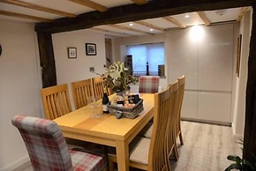 Cosy & Spacious Cottage in Scenic Village With Pub