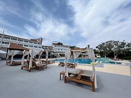 Adelais Bay Hotel