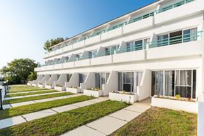 Adelais Bay Hotel