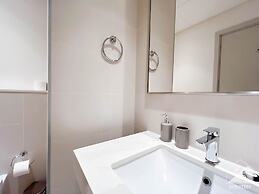 Luxurious Beach front Apt with balcony Dubai Marina
