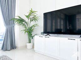 Luxurious Beach front Apt with balcony Dubai Marina