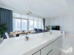 Luxurious Beach front Apt with balcony Dubai Marina