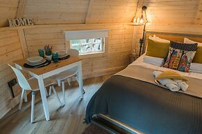 Hobbit Cabin for 2 - Outdoor Bath / Wood Burner
