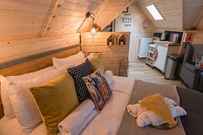 Hobbit Cabin for 2 - Outdoor Bath / Wood Burner