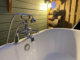 Hobbit Cabin for 2 - Outdoor Bath / Wood Burner