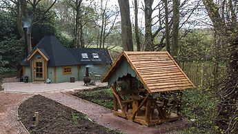 Hobbit Cabin for 2 - Outdoor Bath / Wood Burner