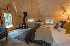Hobbit Cabin for 2 - Outdoor Bath / Wood Burner