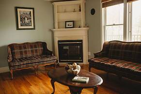 The Carriage House Inn