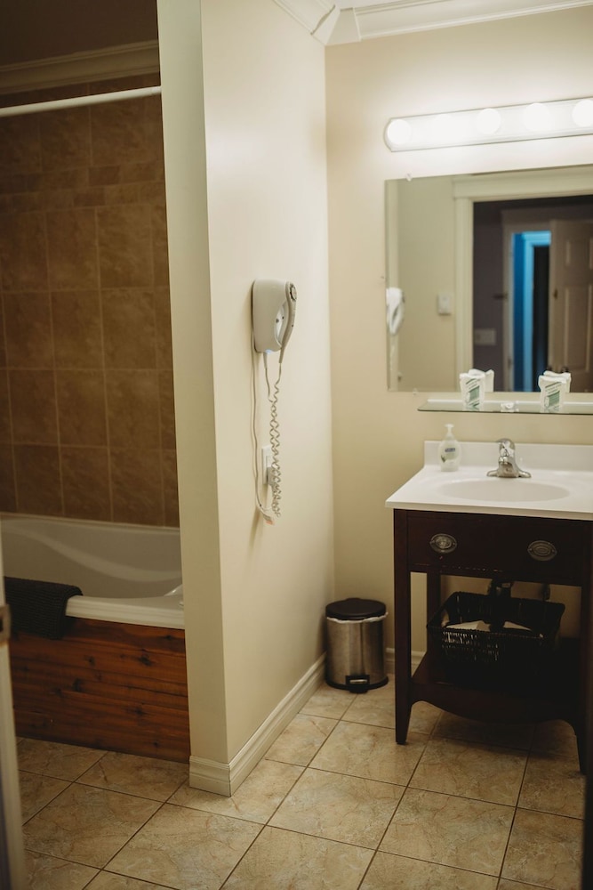 The Carriage House Inn