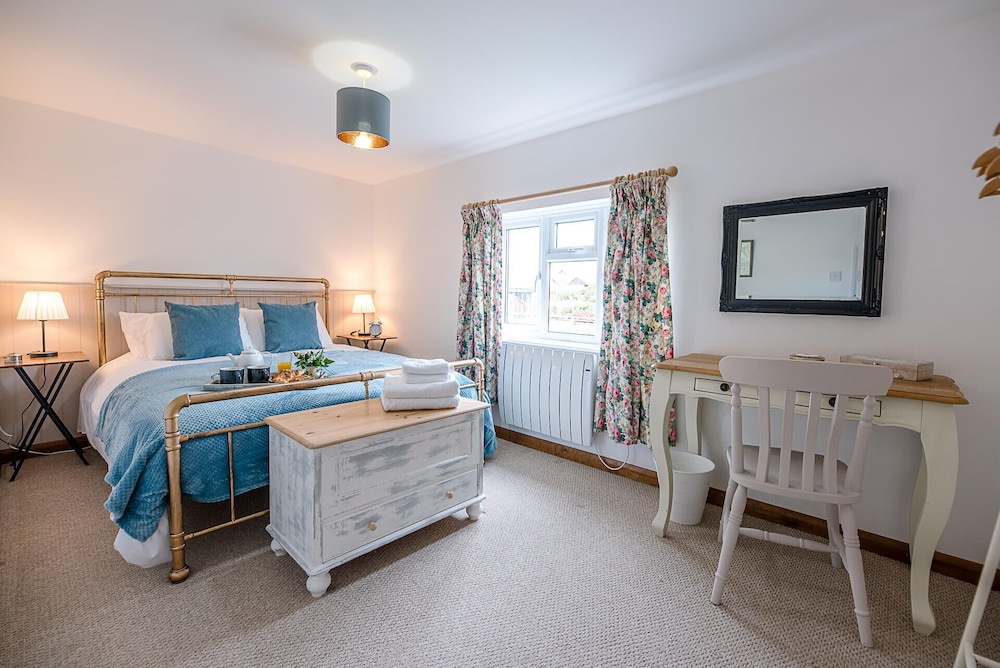 North Cottage, Alderton