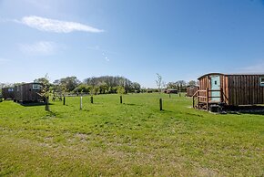 Honeysuckle Farm Hut 2 - Suffolk Farm Holidays