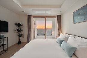 Urbanstay Sokcho Deungdae Beach