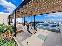 Kaab by the Beach. Condo with roofpool