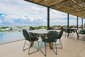 Kaab by the Beach. Condo with roofpool
