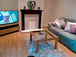 Spacious 3bed House in Walsall With Parking Onsite
