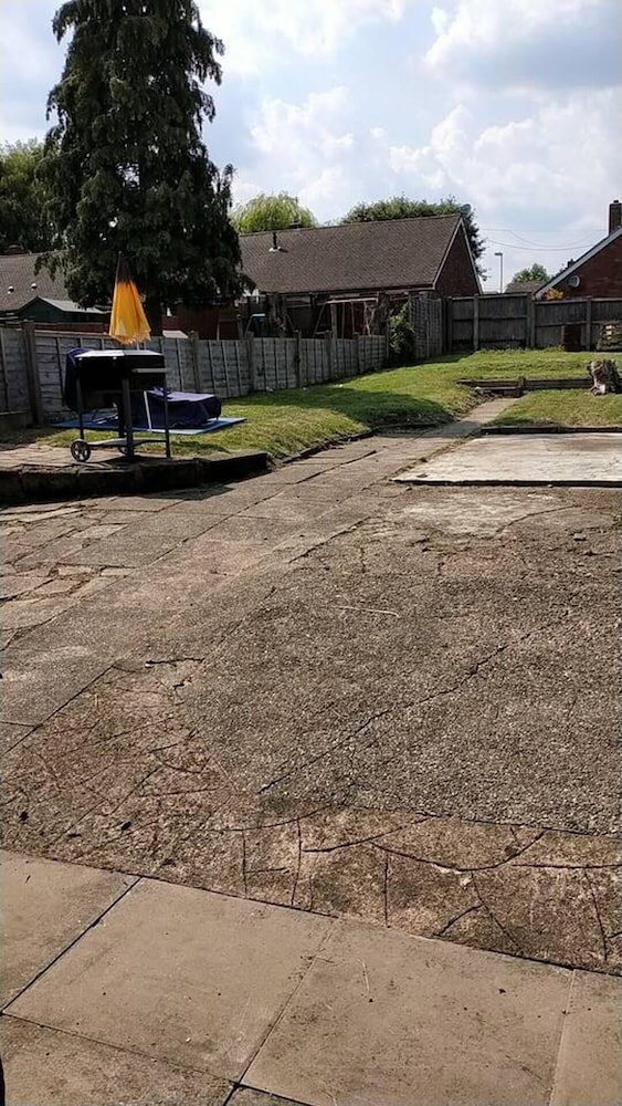 Spacious 3bed House in Walsall With Parking Onsite