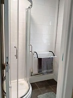 Spacious 3bed House in Walsall With Parking Onsite