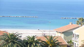 Emerald Apartment With Sea View