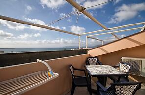Emerald Apartment With Sea View