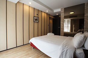 2A - 2 Bedroom Downtown Apartment With Shared Pool