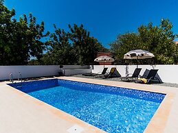 Sanders White Mountains - Bright Villa With Pool