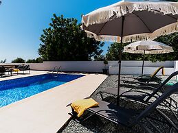 Sanders White Mountains - Inviting Villa With Pool