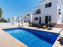 Sanders White Mountains - Inviting Villa With Pool
