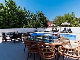 Sanders White Mountains - Inviting Villa With Pool
