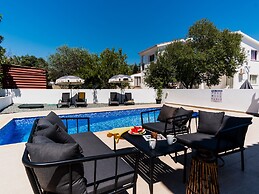 Sanders White Mountains - Inviting Villa With Pool