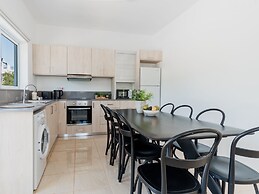 Sanders White Mountains - Inviting Villa With Pool