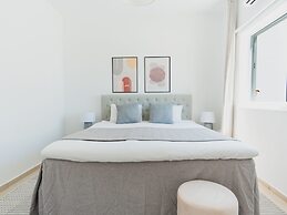 Sanders White Mountains - Inviting Villa With Pool