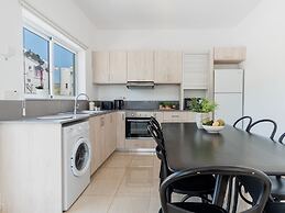 Sanders White Mountains - Inviting Villa With Pool