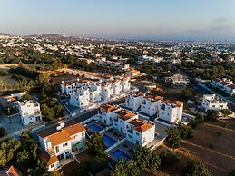 Sanders White Mountains - Inviting Villa With Pool