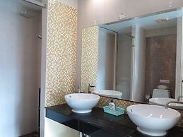 6-35 - 3 Bdr Condo With Balcony and Shared Pool